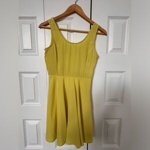 Green flowy dress l!